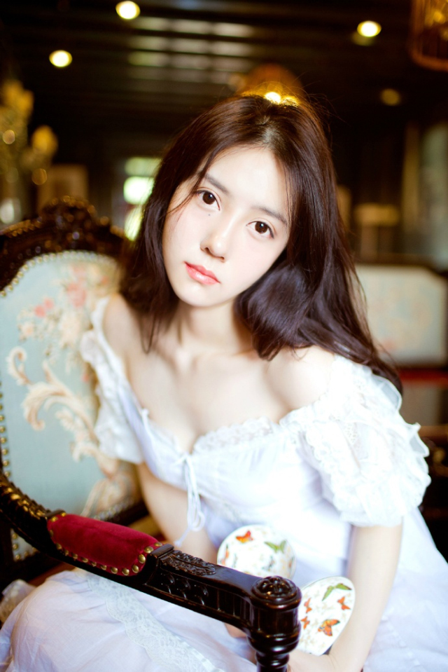 “王印不能动。”刘备摇了摇头，这点上他还是很清醒的，如果能够攻破洛阳，将吕布赶回关中的话，这块王印，如今已经成为了烫手的山芋，刘备是绝不能碰，哪怕他确实有着封王的资格也不行，没有实力，而且也没有打破关中，凭什么封王？